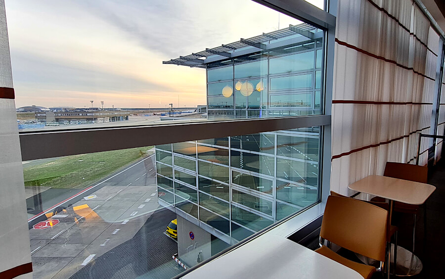 Aussicht auf das Rollfeld in der Lufthansa Business Class Lounge A26 in Frankfurt