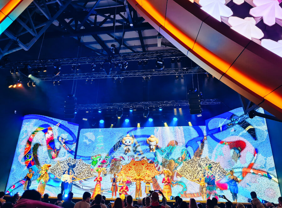 Mehrmals täglich gibt es eine Bühnenshow am Thailand Pavillon