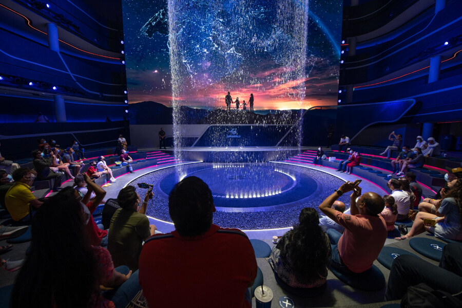 Beeindruckender digitaler Wasserfall im DP World Pavillon