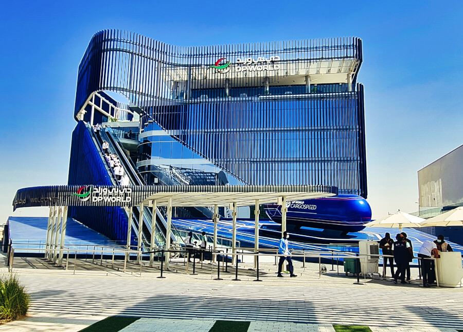 Auffälliger Pavillon von DP World mit Cargo Speed-Kapsel