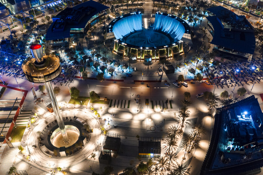 Garden in the Sky bei Nacht mit Ausblick auf das Water Feature und EXPO2020-Gelände