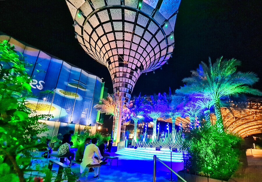 Kleine Bühne vor Malediven Pavillon