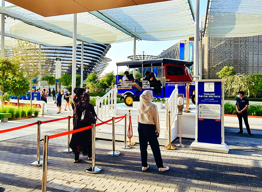 Tuk Tuk fahren am Thailand Pavillon