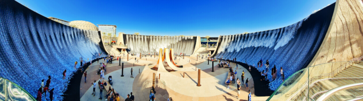 Spektakuläre Wasserfälle im Water Feature auf der EXPO2020 in Dubai