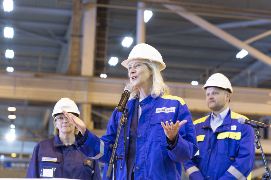 Vorsitzende der GF Wybcke Meier bei der Stahlschnitt-Zeremonie der Mein Schiff 7