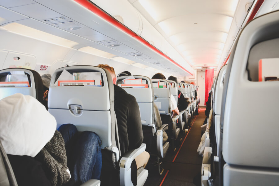 Der Platz im Flugzeug in der Economy Class ist meist sehr beengt