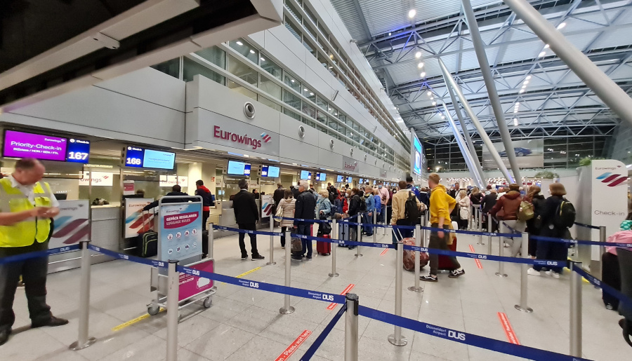 Lange Schlangen am Economy-Check-in sind leider keine Seltenheit