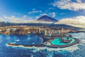 Puerto de la Cruz mit schwarzem Sandstrand und Teide im Hintergrund